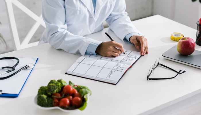 nutritionist writing out meal plan