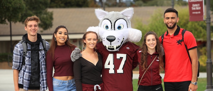 Students Posing with Louie the Lobo