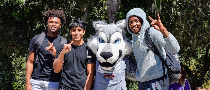 Students posing with Louie the Lobo